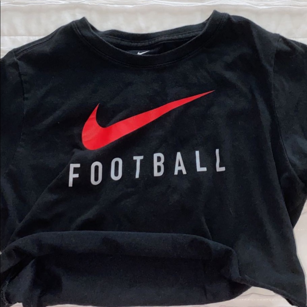 nike black with red swoosh cropped tee - Picture 2 of 3